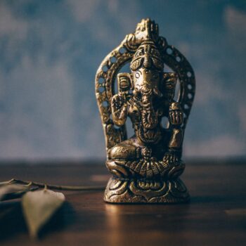 laura-olsen-AIlaizu47RE-unsplash Ganesha steht auf einem Tisch